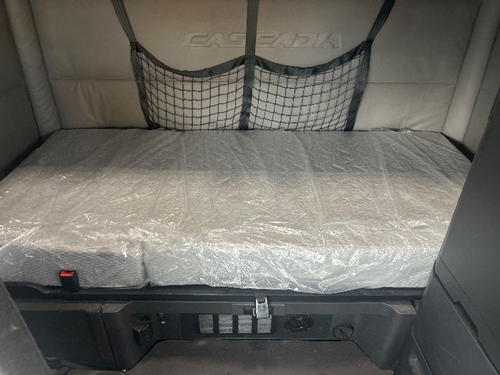 Sleeper Tractor-Heavy Duty Tractors-Freightliner-2020-T12664ST-Richland-MS-676,485\n\t\tmiles-$ 52,000 - Image 16