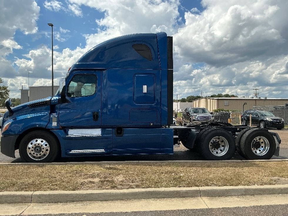 Sleeper Tractor-Heavy Duty Tractors-Freightliner-2020-T12664ST-Richland-MS-676,485\n\t\tmiles-$ 52,000 - Image 4