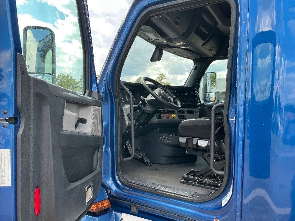 Sleeper Tractor-Heavy Duty Tractors-Freightliner-2020-T12664ST-Richland-MS-676,485\n\t\tmiles-$ 52,000 - Image 9