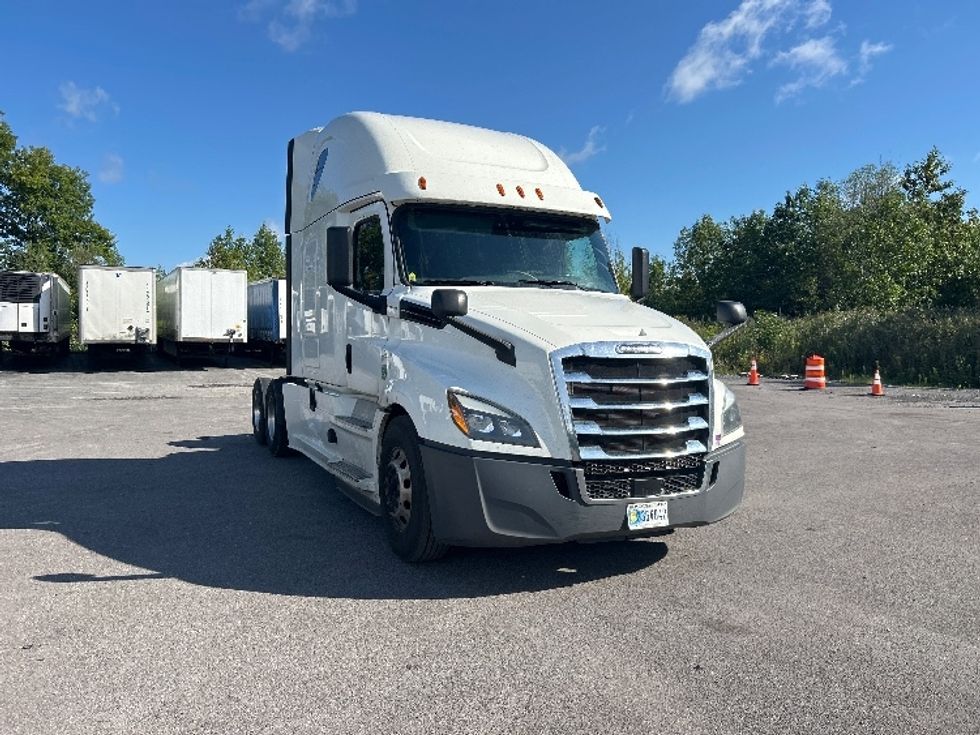 Sleeper Tractor-Heavy Duty Tractors-Freightliner-2020-T12664ST-Rochester-NY-585,978\n\t\tmiles-$ 61,500 - Image 1