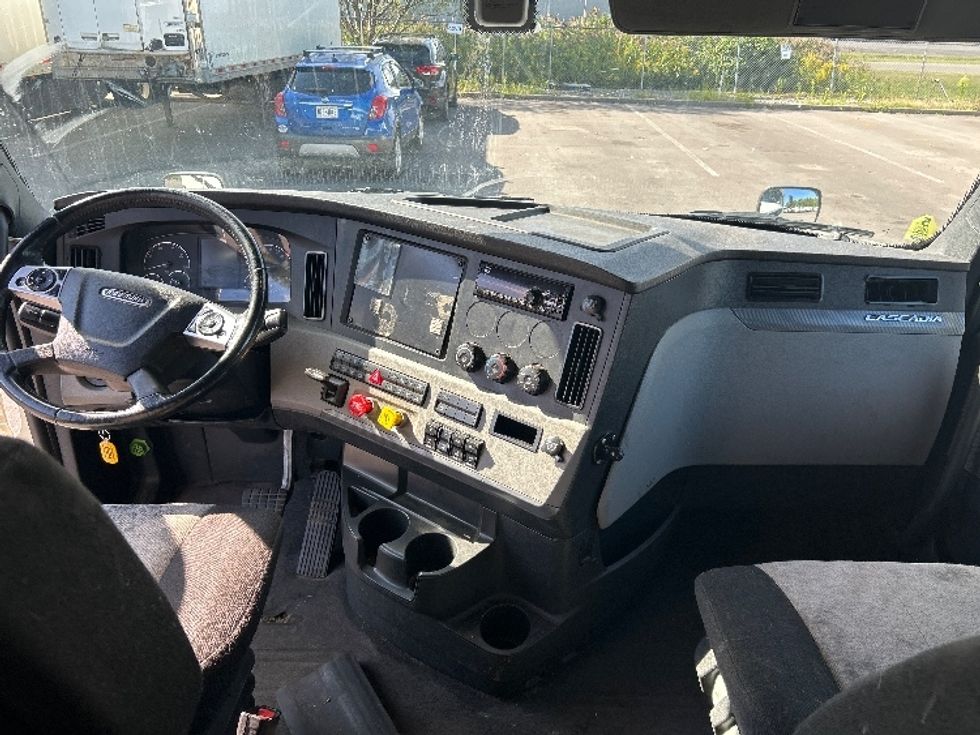 Sleeper Tractor-Heavy Duty Tractors-Freightliner-2020-T12664ST-Rochester-NY-585,978\n\t\tmiles-$ 61,500 - Image 12
