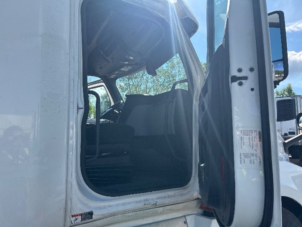 Sleeper Tractor-Heavy Duty Tractors-Freightliner-2020-T12664ST-Rochester-NY-585,978\n\t\tmiles-$ 61,500 - Image 13