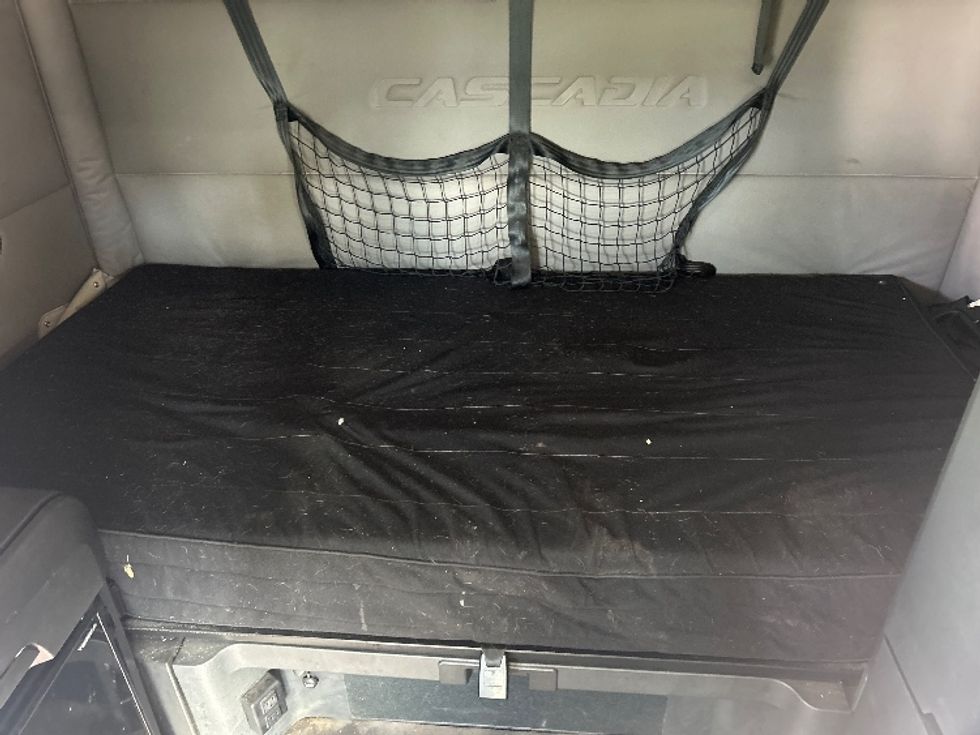 Sleeper Tractor-Heavy Duty Tractors-Freightliner-2020-T12664ST-Rochester-NY-585,978\n\t\tmiles-$ 61,500 - Image 17