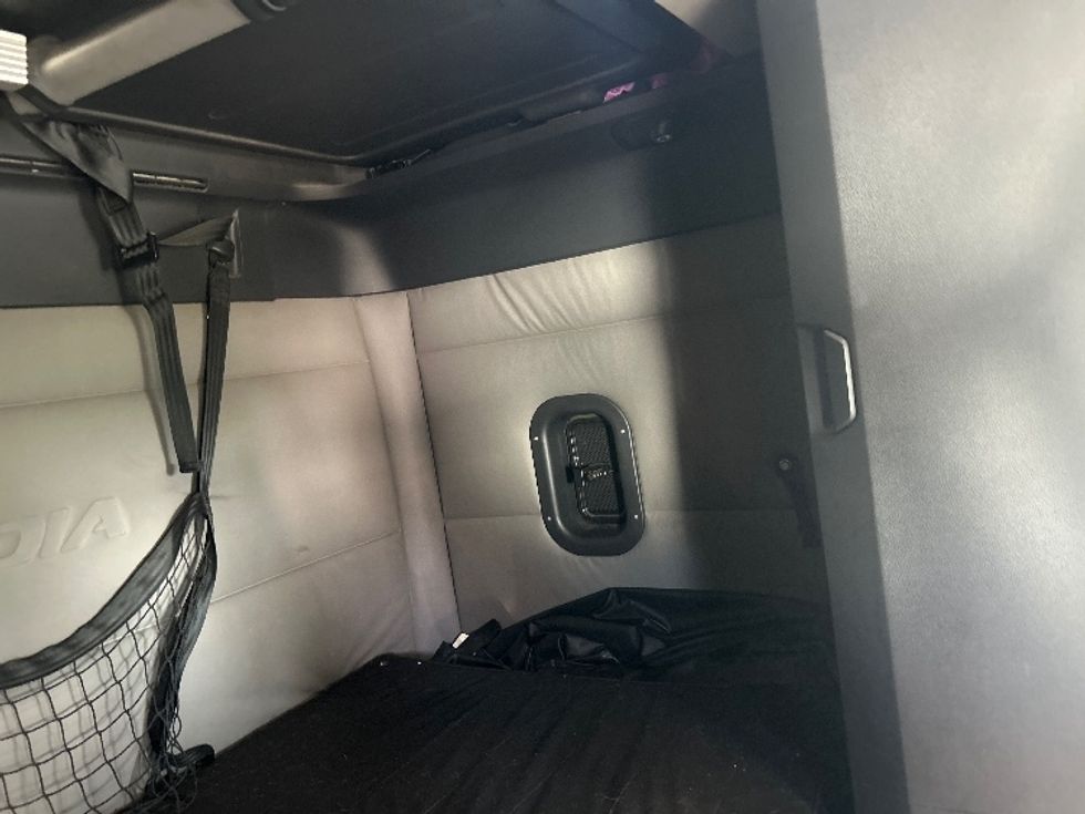Sleeper Tractor-Heavy Duty Tractors-Freightliner-2020-T12664ST-Rochester-NY-585,978\n\t\tmiles-$ 61,500 - Image 18
