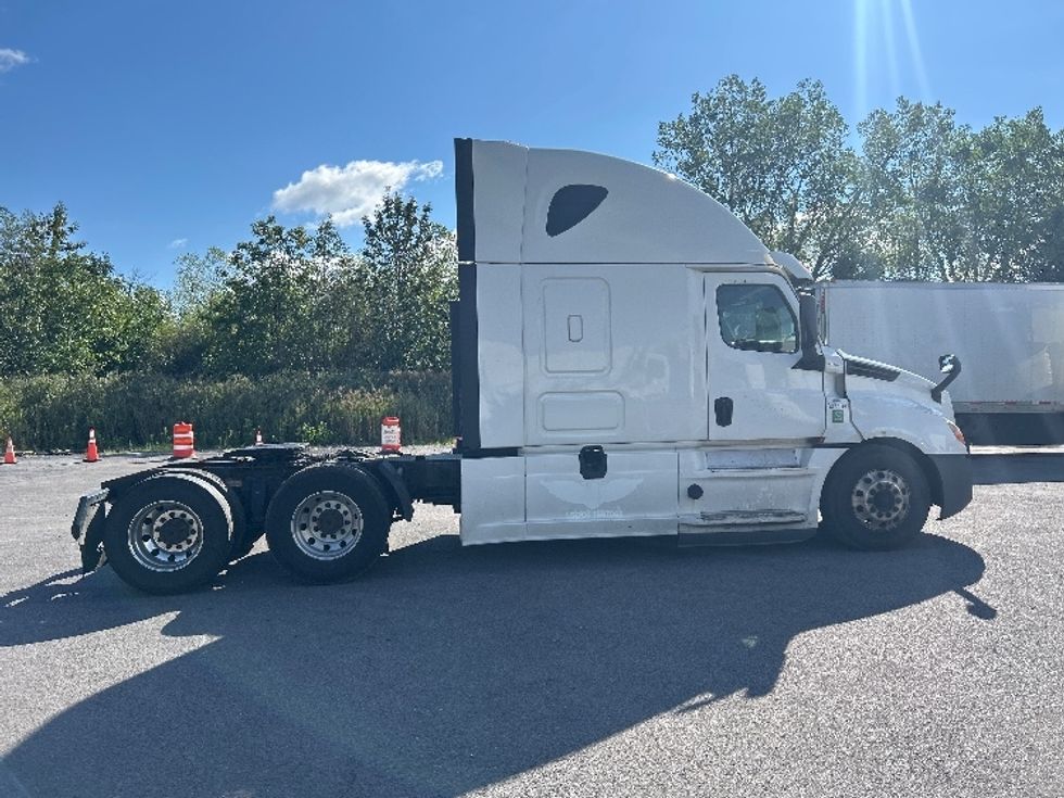 Sleeper Tractor-Heavy Duty Tractors-Freightliner-2020-T12664ST-Rochester-NY-585,978\n\t\tmiles-$ 61,500 - Image 8