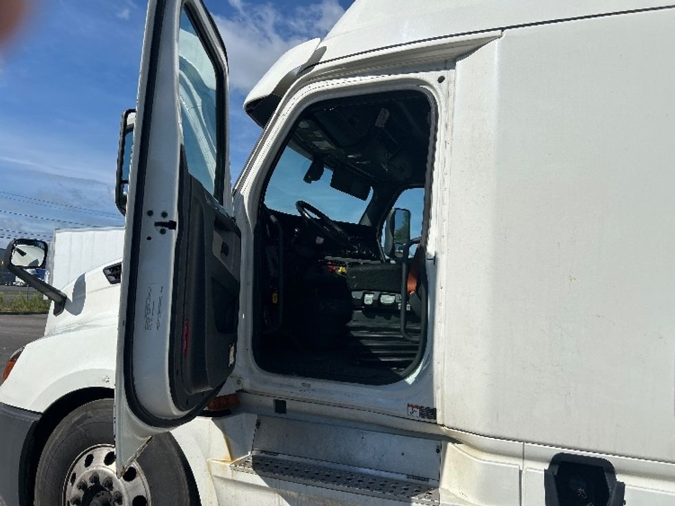 Sleeper Tractor-Heavy Duty Tractors-Freightliner-2020-T12664ST-Rochester-NY-585,978\n\t\tmiles-$ 61,500 - Image 9