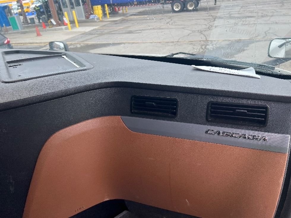 Sleeper Tractor-Heavy Duty Tractors-Freightliner-2020-T12664ST-Rochester-NY-605,557\n\t\tmiles-$ 57,000 - Image 14