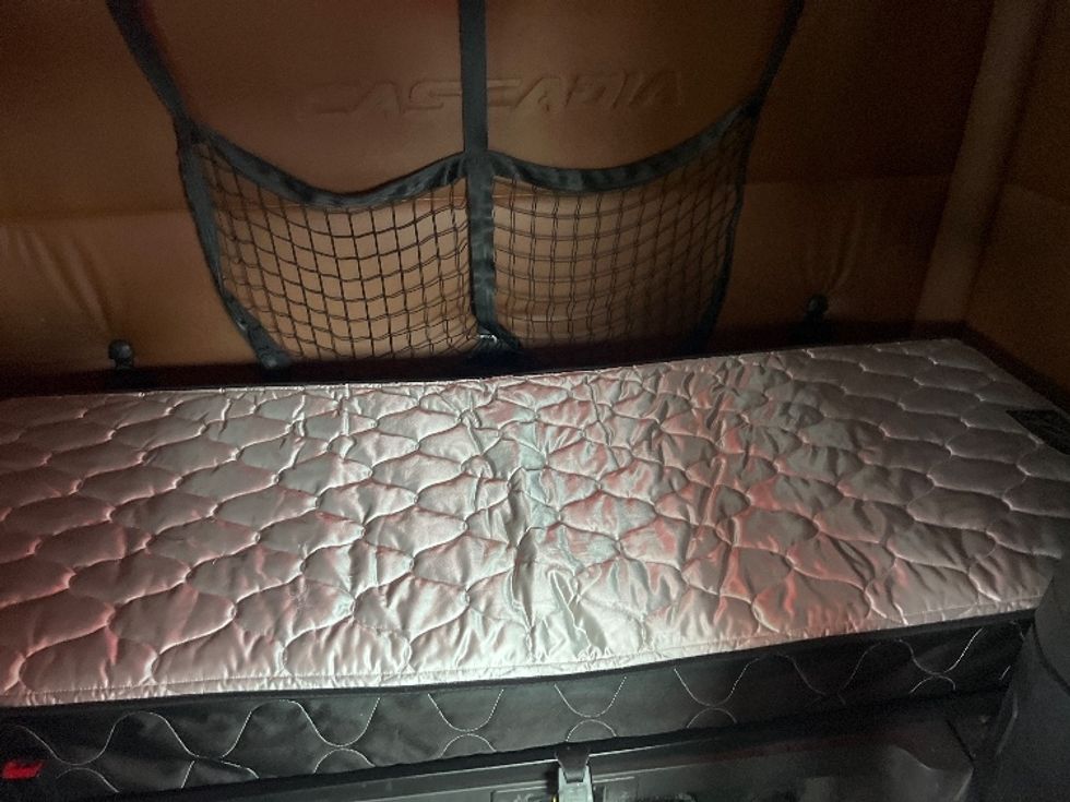 Sleeper Tractor-Heavy Duty Tractors-Freightliner-2020-T12664ST-Rochester-NY-605,557\n\t\tmiles-$ 57,000 - Image 16