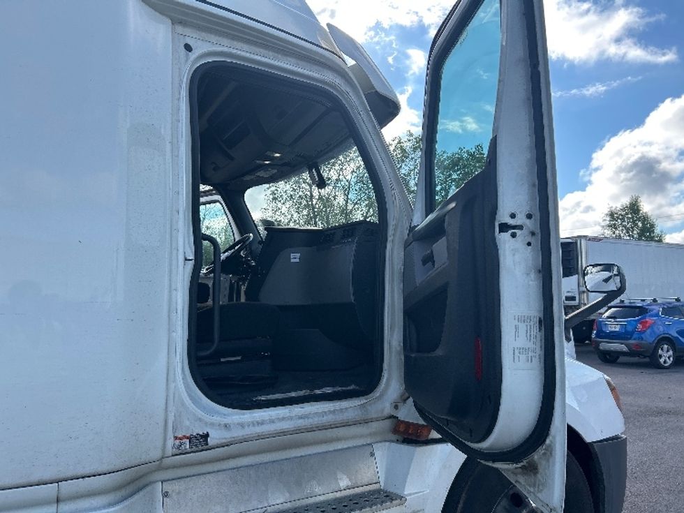 Sleeper Tractor-Heavy Duty Tractors-Freightliner-2020-T12664ST-Rochester-NY-642,988\n\t\tmiles-$ 57,250 - Image 13