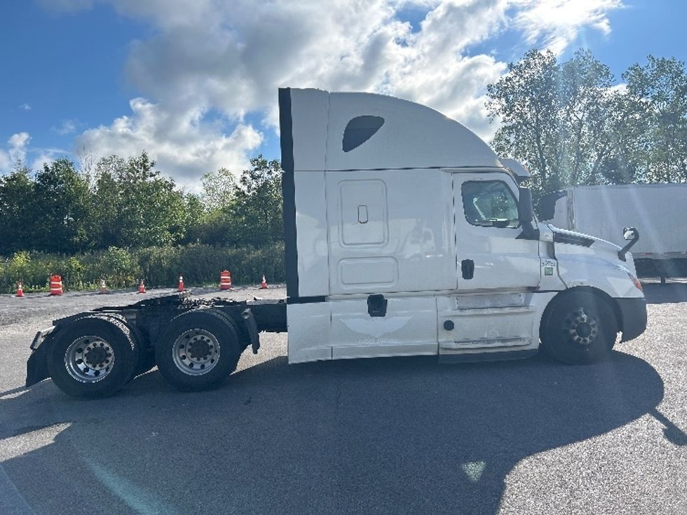 Sleeper Tractor-Heavy Duty Tractors-Freightliner-2020-T12664ST-Rochester-NY-642,988\n\t\tmiles-$ 57,250 - Image 8