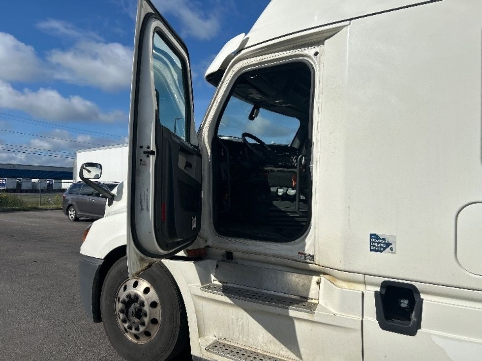 Sleeper Tractor-Heavy Duty Tractors-Freightliner-2020-T12664ST-Rochester-NY-642,988\n\t\tmiles-$ 57,250 - Image 9