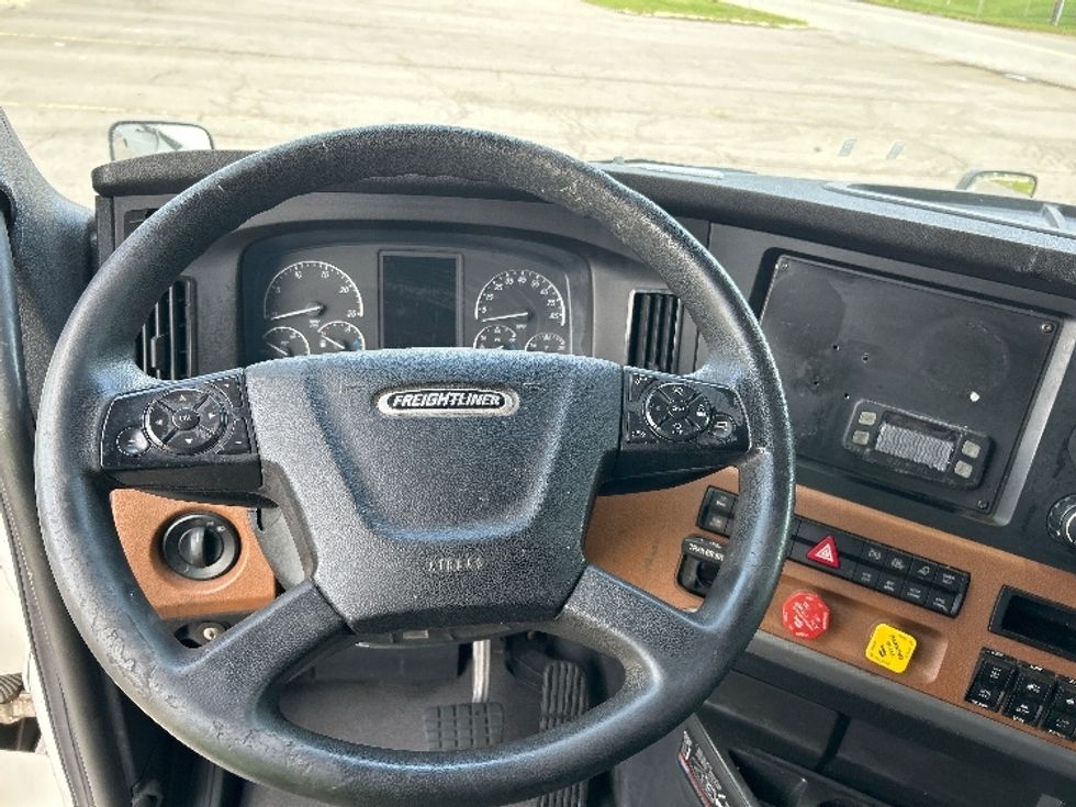 Sleeper Tractor-Heavy Duty Tractors-Freightliner-2020-T12664ST-Rochester-NY-660,421\n\t\tmiles-$ 57,000 - Image 11