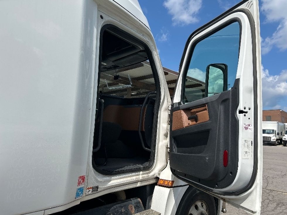 Sleeper Tractor-Heavy Duty Tractors-Freightliner-2020-T12664ST-Rochester-NY-660,421\n\t\tmiles-$ 57,000 - Image 13