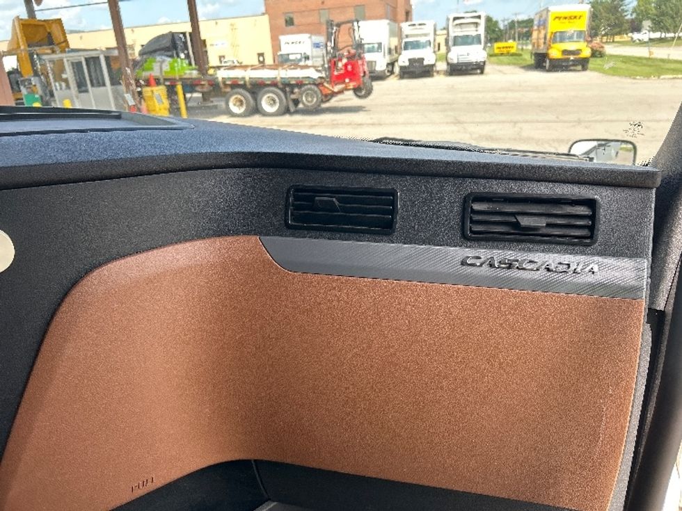 Sleeper Tractor-Heavy Duty Tractors-Freightliner-2020-T12664ST-Rochester-NY-660,421\n\t\tmiles-$ 57,000 - Image 14