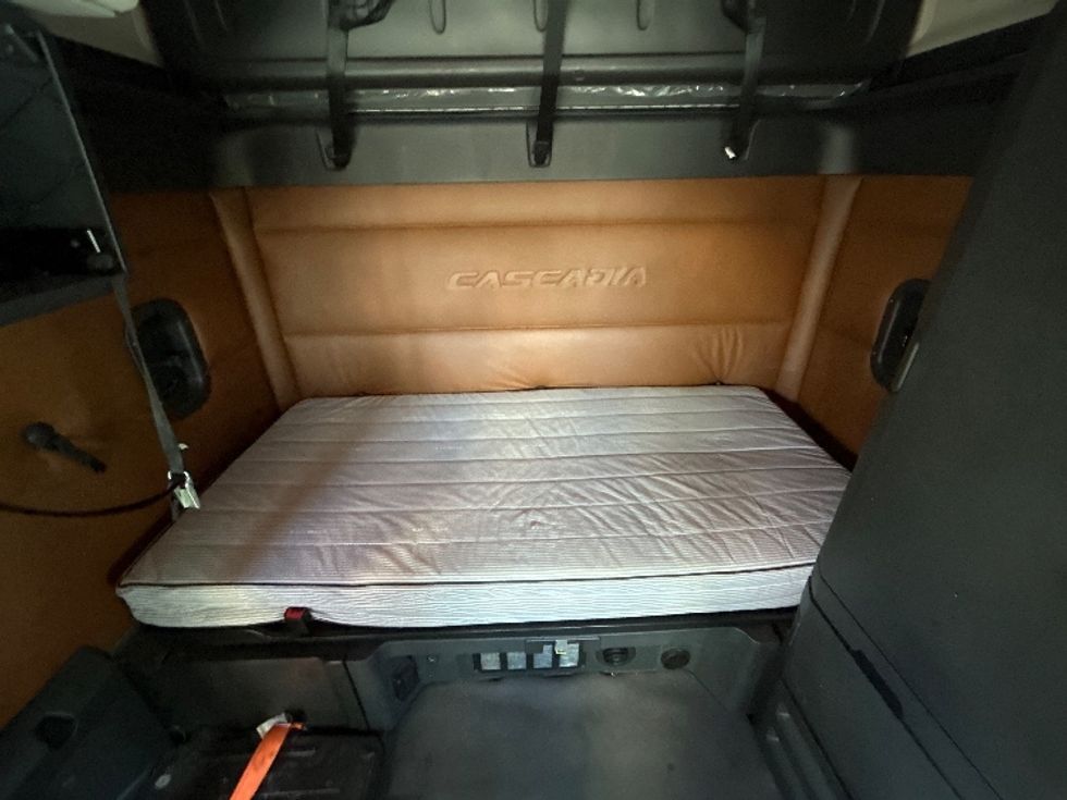 Sleeper Tractor-Heavy Duty Tractors-Freightliner-2020-T12664ST-Rochester-NY-660,421\n\t\tmiles-$ 57,000 - Image 16