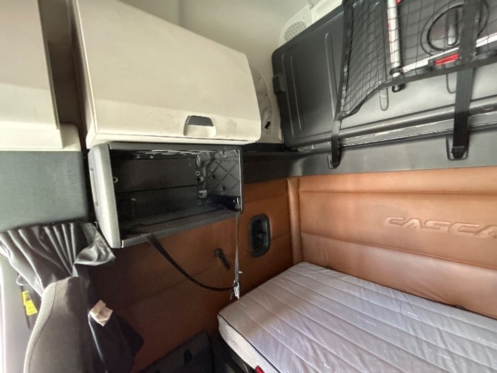 Sleeper Tractor-Heavy Duty Tractors-Freightliner-2020-T12664ST-Rochester-NY-660,421\n\t\tmiles-$ 57,000 - Image 19