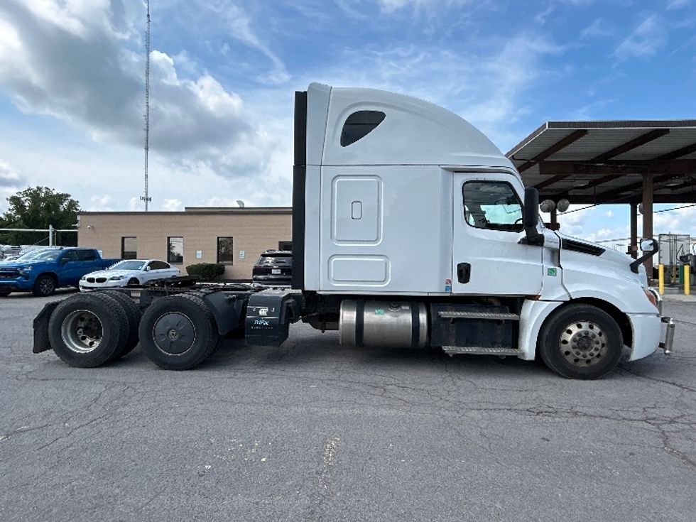 Sleeper Tractor-Heavy Duty Tractors-Freightliner-2020-T12664ST-Rochester-NY-660,421\n\t\tmiles-$ 57,000 - Image 8