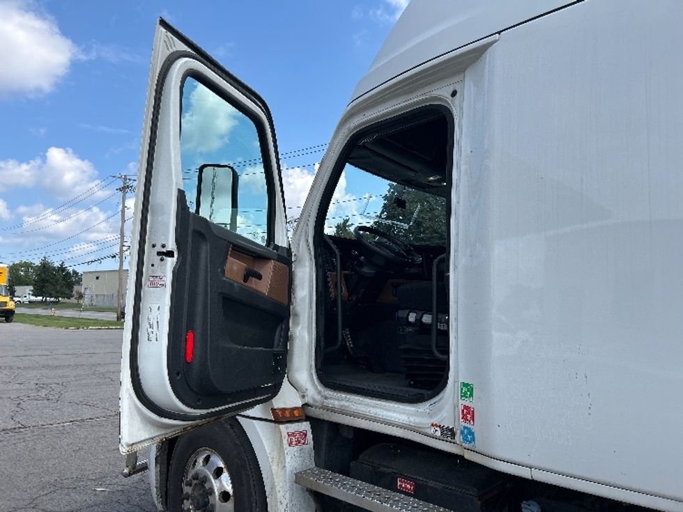 Sleeper Tractor-Heavy Duty Tractors-Freightliner-2020-T12664ST-Rochester-NY-660,421\n\t\tmiles-$ 57,000 - Image 9