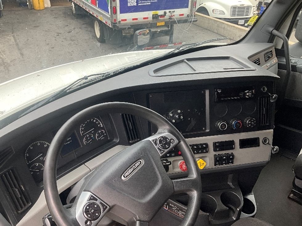 Sleeper Tractor-Heavy Duty Tractors-Freightliner-2020-T12664ST-Rockville-MD-516,607\n\t\tmiles-$ 58,750 - Image 10