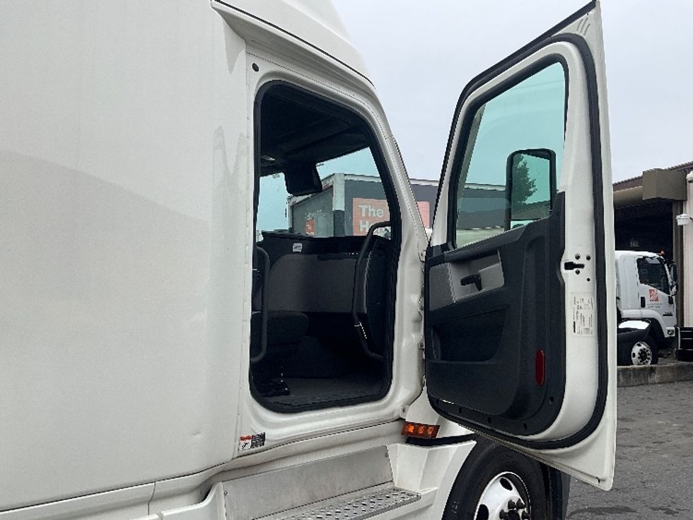 Sleeper Tractor-Heavy Duty Tractors-Freightliner-2020-T12664ST-Rockville-MD-516,607\n\t\tmiles-$ 58,750 - Image 13