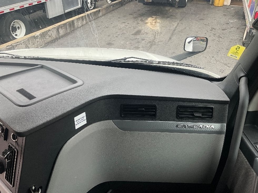 Sleeper Tractor-Heavy Duty Tractors-Freightliner-2020-T12664ST-Rockville-MD-516,607\n\t\tmiles-$ 58,750 - Image 14