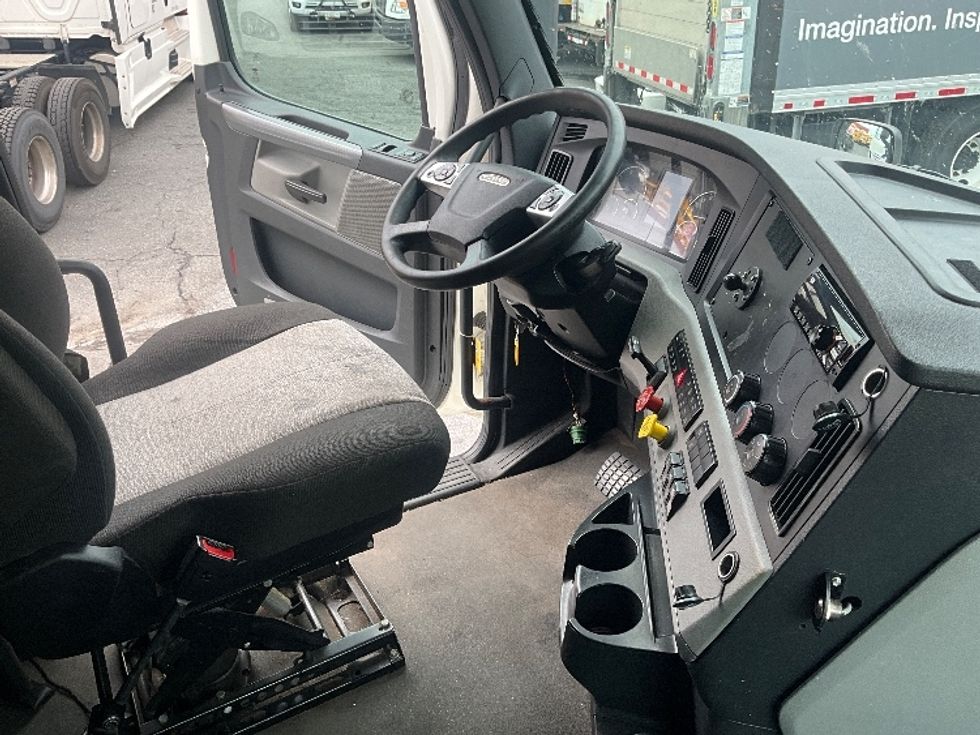 Sleeper Tractor-Heavy Duty Tractors-Freightliner-2020-T12664ST-Rockville-MD-516,607\n\t\tmiles-$ 58,750 - Image 15