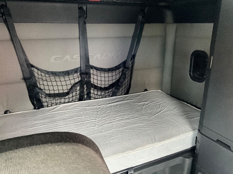 Sleeper Tractor-Heavy Duty Tractors-Freightliner-2020-T12664ST-Rockville-MD-516,607\n\t\tmiles-$ 58,750 - Image 16