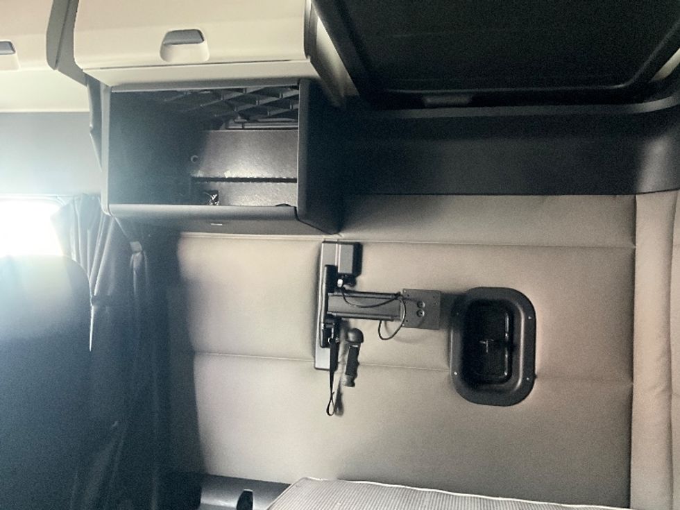 Sleeper Tractor-Heavy Duty Tractors-Freightliner-2020-T12664ST-Rockville-MD-516,607\n\t\tmiles-$ 58,750 - Image 19