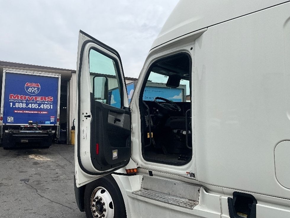 Sleeper Tractor-Heavy Duty Tractors-Freightliner-2020-T12664ST-Rockville-MD-516,607\n\t\tmiles-$ 58,750 - Image 9