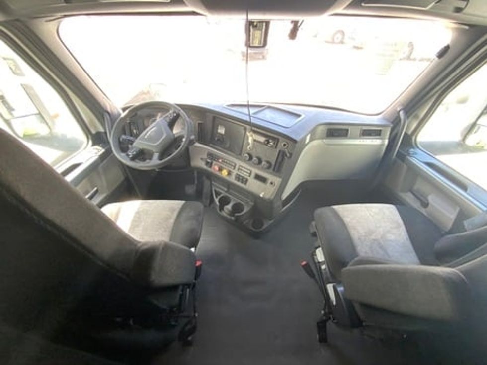 Sleeper Tractor-Heavy Duty Tractors-Freightliner-2020-T12664ST-Rockwall-TX-438,080\n\t\tmiles-$ 64,750 - Image 10