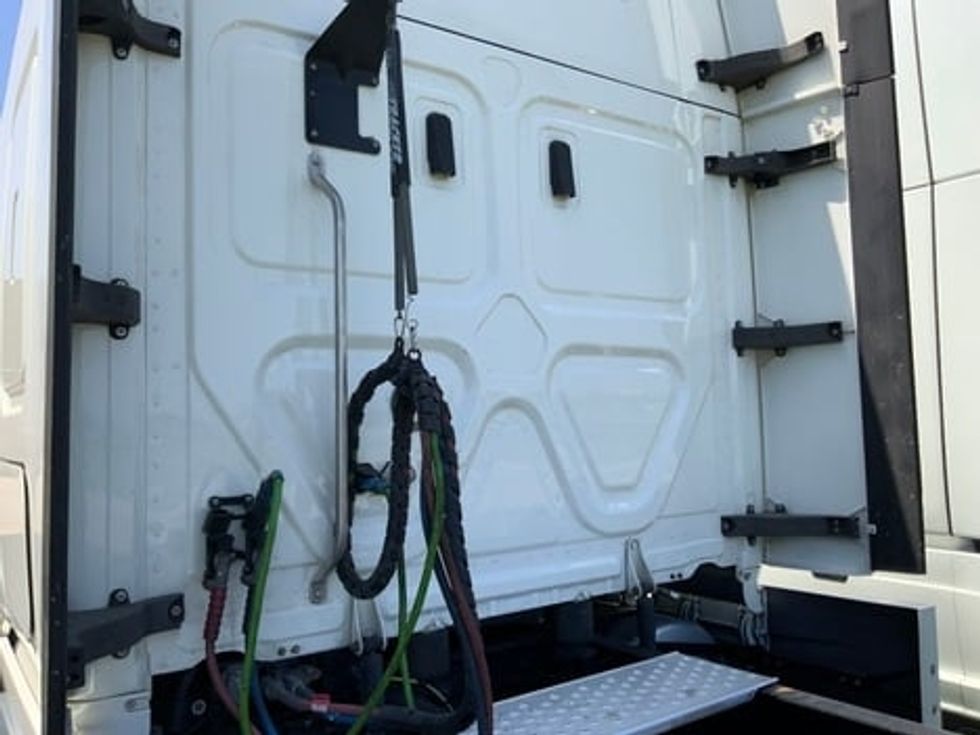 Sleeper Tractor-Heavy Duty Tractors-Freightliner-2020-T12664ST-Rockwall-TX-438,080\n\t\tmiles-$ 64,750 - Image 11