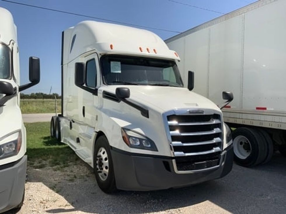 Sleeper Tractor-Heavy Duty Tractors-Freightliner-2020-T12664ST-Rockwall-TX-438,080\n\t\tmiles-$ 64,750 - Image 2