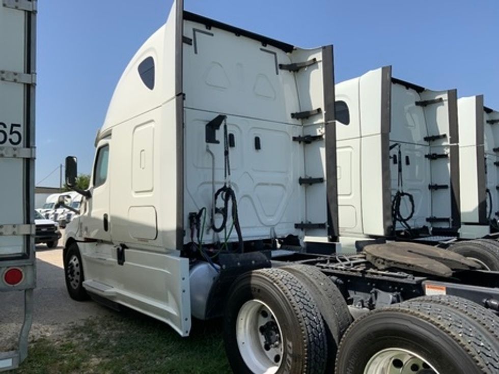 Sleeper Tractor-Heavy Duty Tractors-Freightliner-2020-T12664ST-Rockwall-TX-438,080\n\t\tmiles-$ 64,750 - Image 5