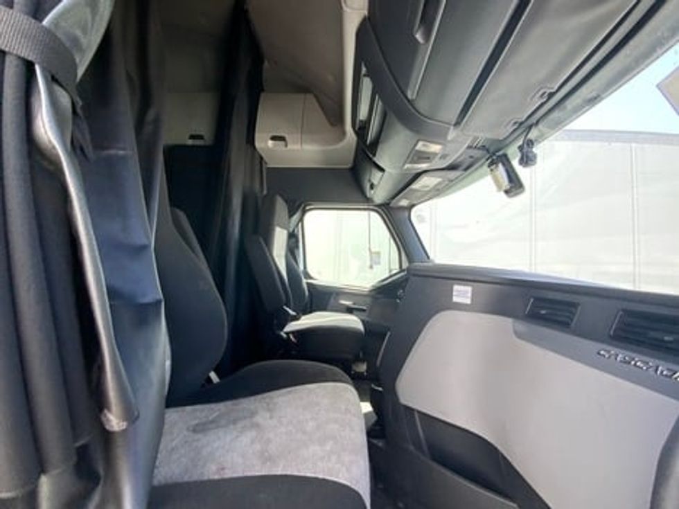 Sleeper Tractor-Heavy Duty Tractors-Freightliner-2020-T12664ST-Rockwall-TX-438,080\n\t\tmiles-$ 64,750 - Image 6