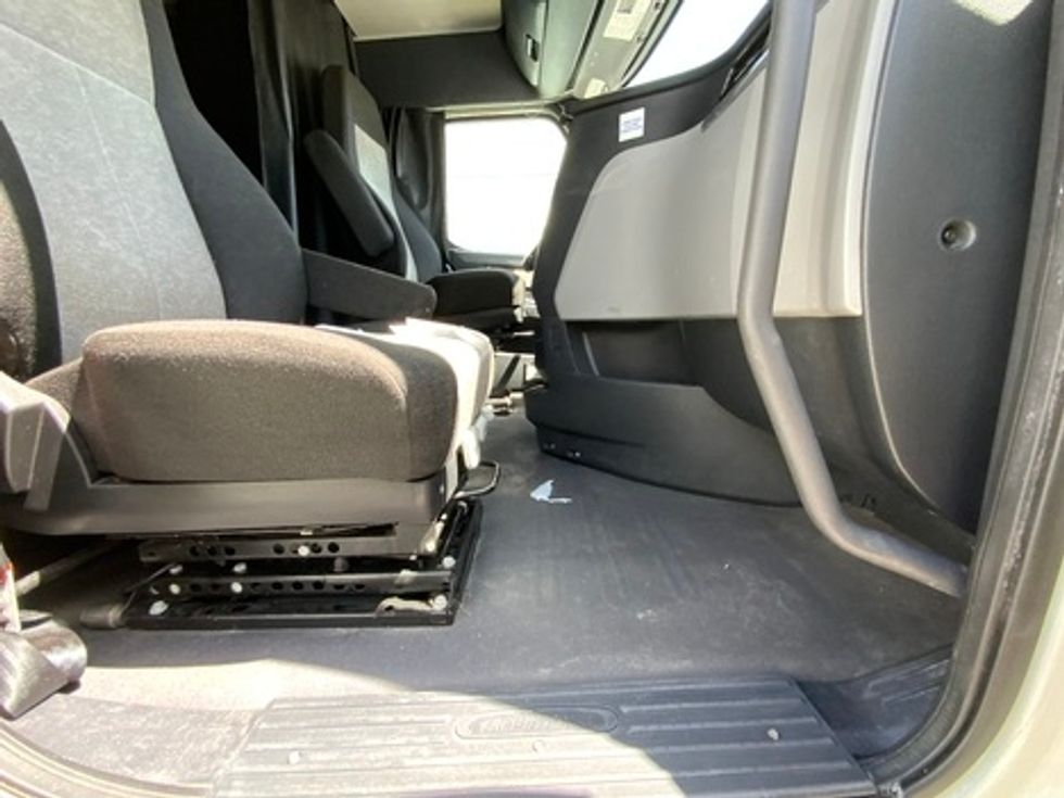 Sleeper Tractor-Heavy Duty Tractors-Freightliner-2020-T12664ST-Rockwall-TX-541,737\n\t\tmiles-$ 56,750 - Image 9