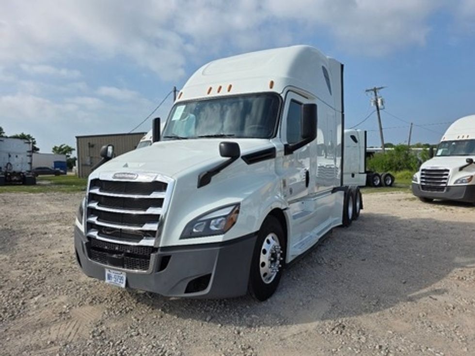 Sleeper Tractor-Heavy Duty Tractors-Freightliner-2020-T12664ST-Rockwall-TX-590,711\n\t\tmiles-$ 53,500 - Image 1