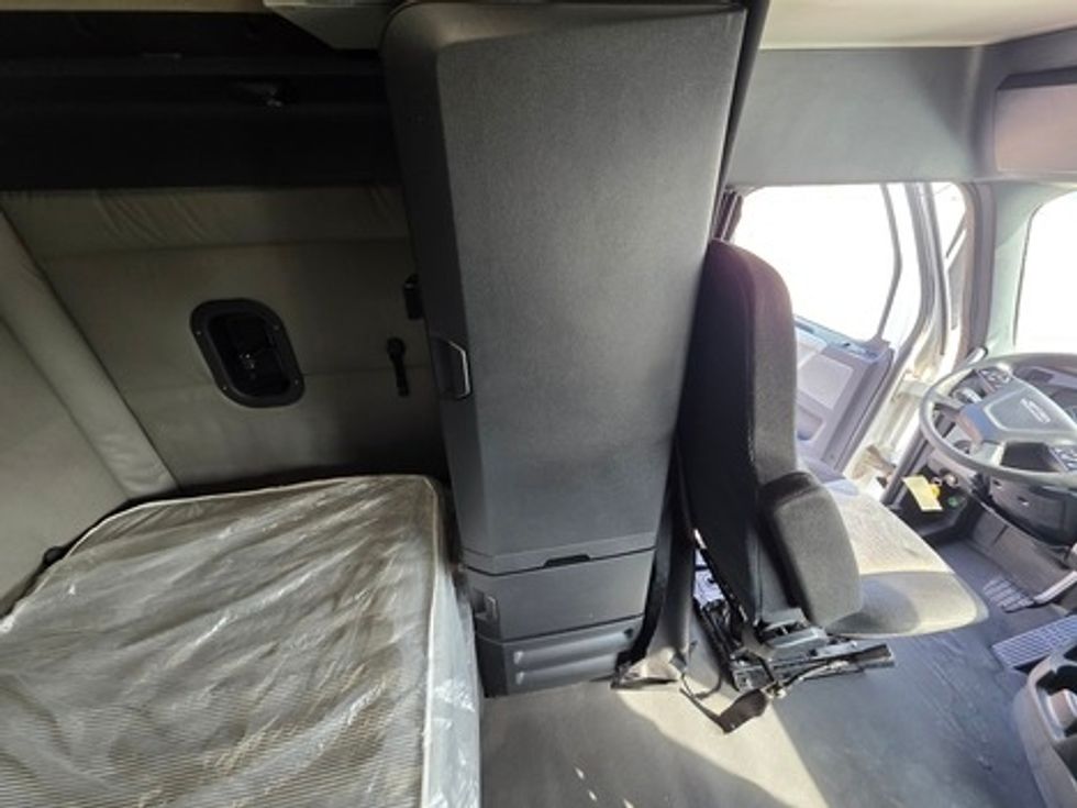 Sleeper Tractor-Heavy Duty Tractors-Freightliner-2020-T12664ST-Rockwall-TX-590,711\n\t\tmiles-$ 53,500 - Image 17