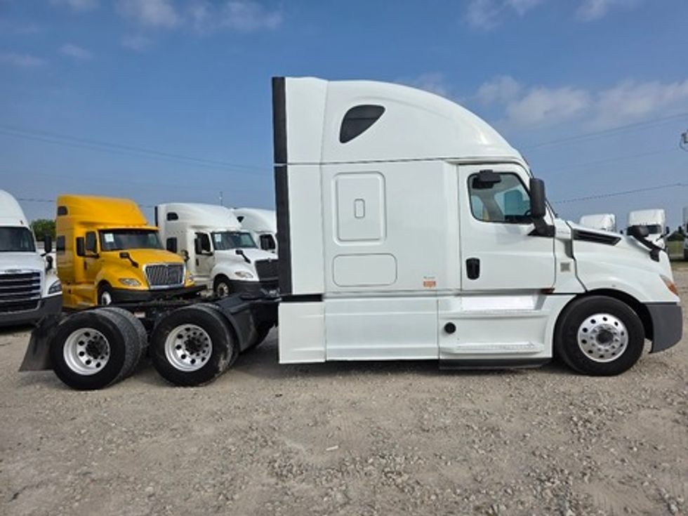 Sleeper Tractor-Heavy Duty Tractors-Freightliner-2020-T12664ST-Rockwall-TX-590,711\n\t\tmiles-$ 53,500 - Image 4