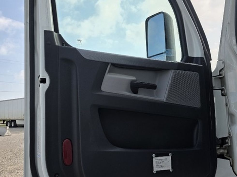 Sleeper Tractor-Heavy Duty Tractors-Freightliner-2020-T12664ST-Rockwall-TX-590,711\n\t\tmiles-$ 53,500 - Image 9