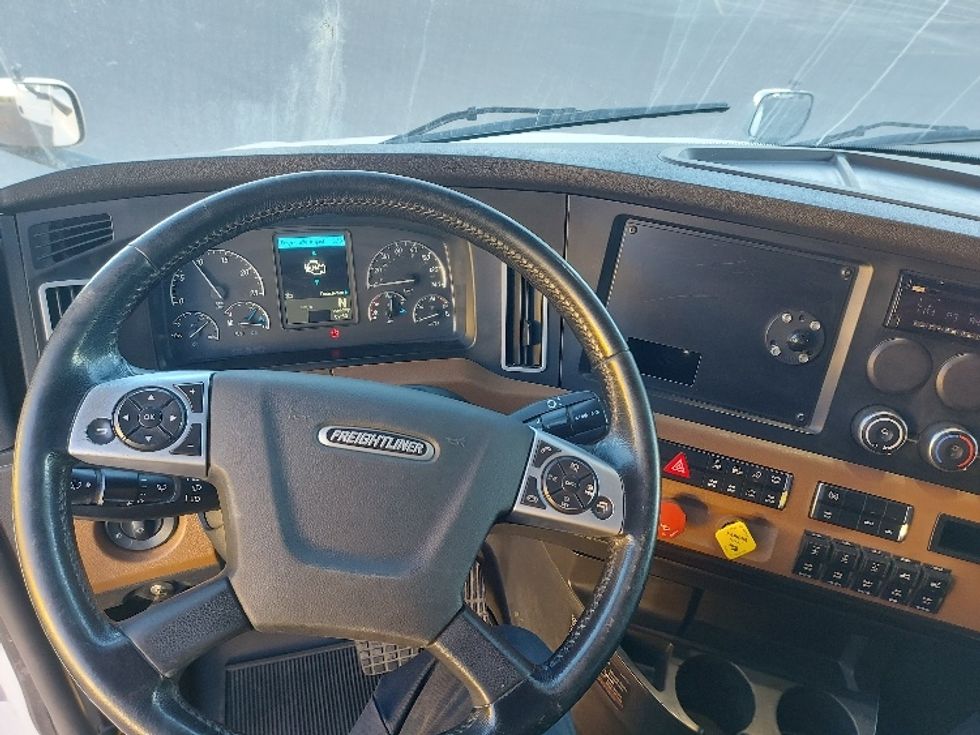 Sleeper Tractor-Heavy Duty Tractors-Freightliner-2020-T12664ST-Rocky View County-AB-1,051,746\n\t\tkm-$ 64,250 - Image 11