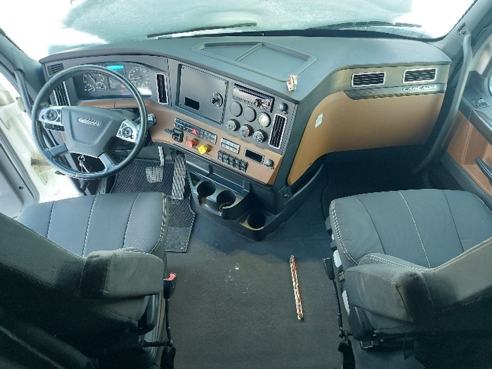 Sleeper Tractor-Heavy Duty Tractors-Freightliner-2020-T12664ST-Rocky View County-AB-1,051,746\n\t\tkm-$ 64,250 - Image 12