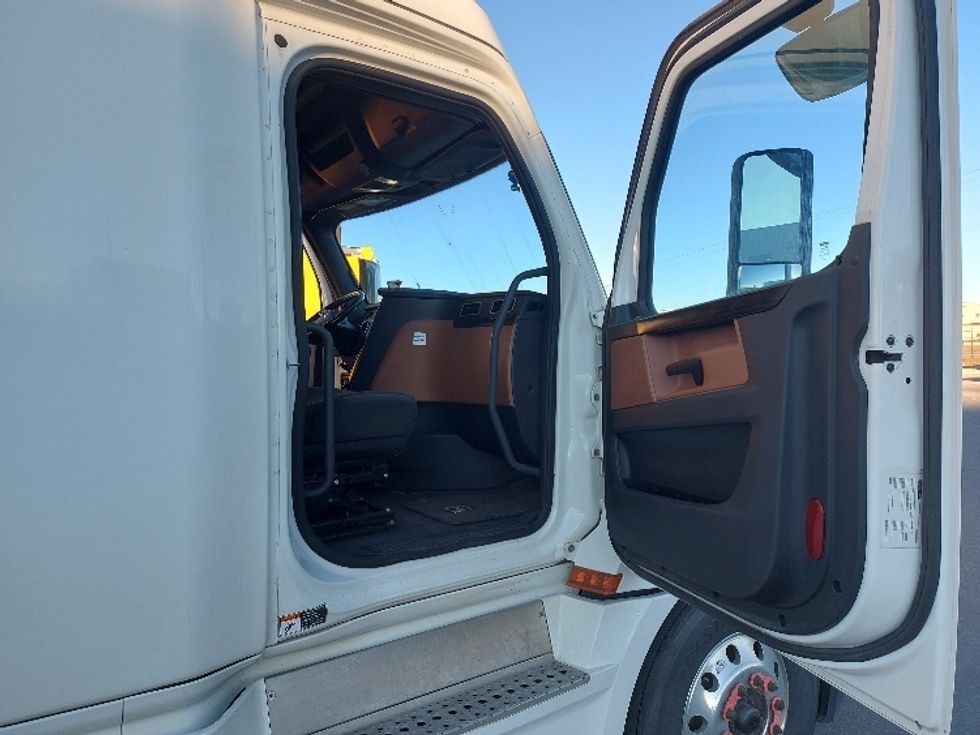 Sleeper Tractor-Heavy Duty Tractors-Freightliner-2020-T12664ST-Rocky View County-AB-1,051,746\n\t\tkm-$ 64,250 - Image 13