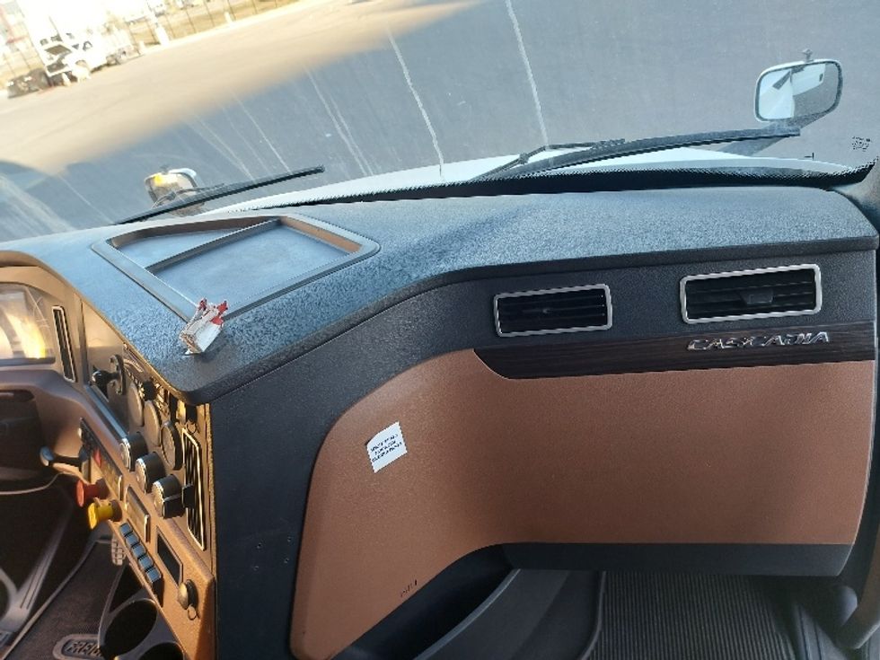 Sleeper Tractor-Heavy Duty Tractors-Freightliner-2020-T12664ST-Rocky View County-AB-1,051,746\n\t\tkm-$ 64,250 - Image 14