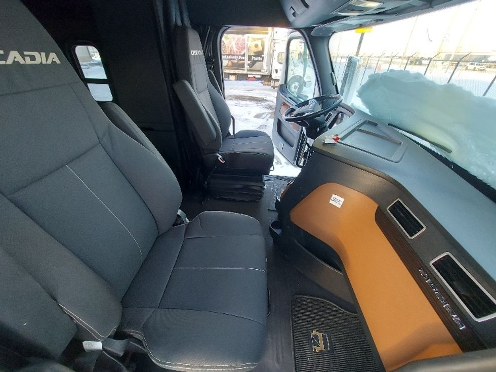 Sleeper Tractor-Heavy Duty Tractors-Freightliner-2020-T12664ST-Rocky View County-AB-1,051,746\n\t\tkm-$ 64,250 - Image 15