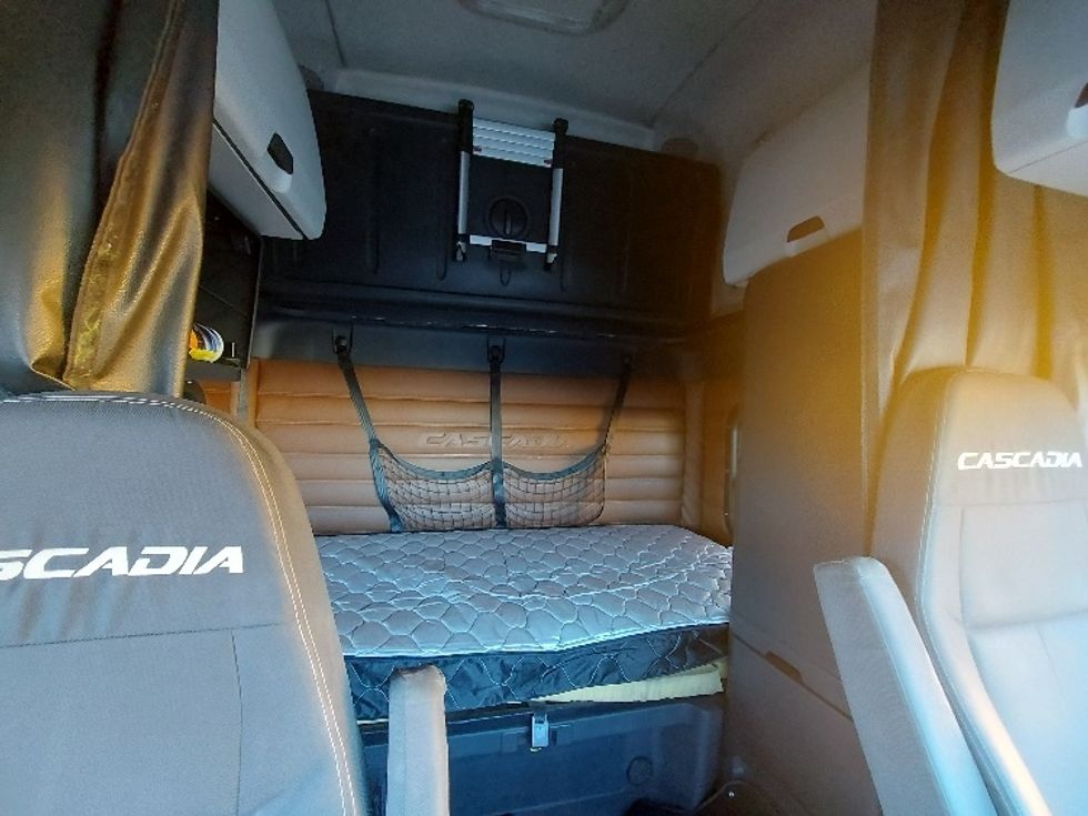 Sleeper Tractor-Heavy Duty Tractors-Freightliner-2020-T12664ST-Rocky View County-AB-1,051,746\n\t\tkm-$ 64,250 - Image 16