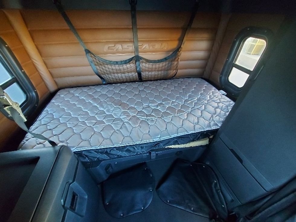 Sleeper Tractor-Heavy Duty Tractors-Freightliner-2020-T12664ST-Rocky View County-AB-1,051,746\n\t\tkm-$ 64,250 - Image 17