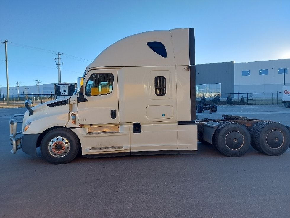 Sleeper Tractor-Heavy Duty Tractors-Freightliner-2020-T12664ST-Rocky View County-AB-1,051,746\n\t\tkm-$ 64,250 - Image 4
