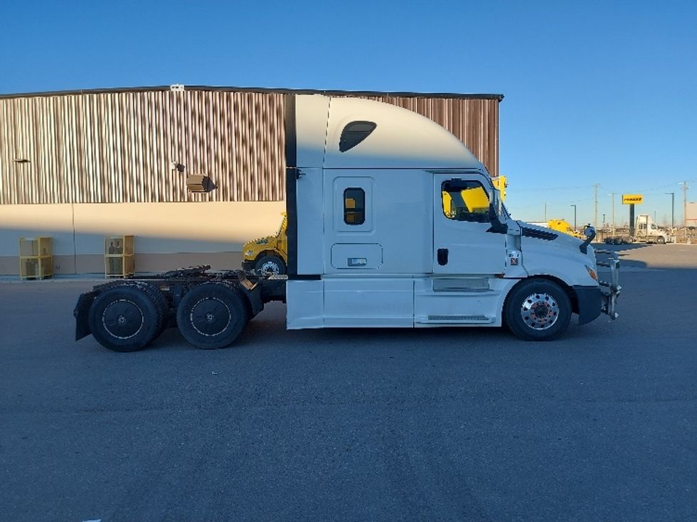 Sleeper Tractor-Heavy Duty Tractors-Freightliner-2020-T12664ST-Rocky View County-AB-1,051,746\n\t\tkm-$ 64,250 - Image 8