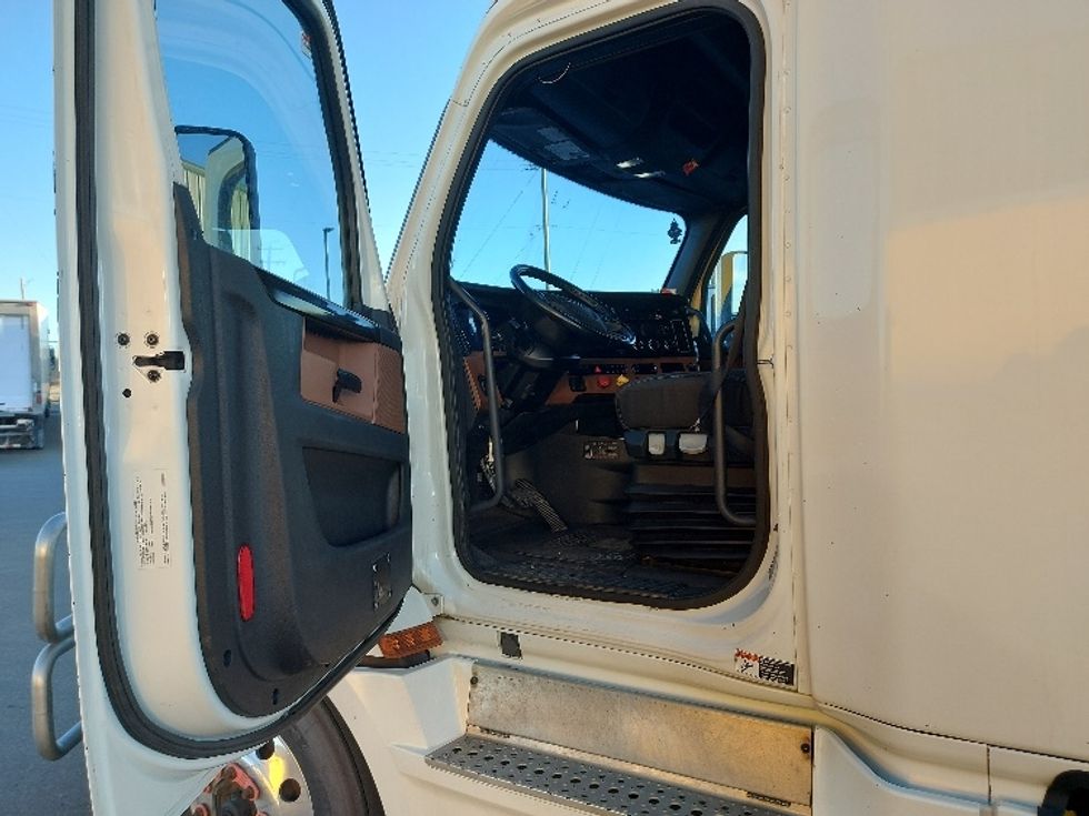 Sleeper Tractor-Heavy Duty Tractors-Freightliner-2020-T12664ST-Rocky View County-AB-1,051,746\n\t\tkm-$ 64,250 - Image 9