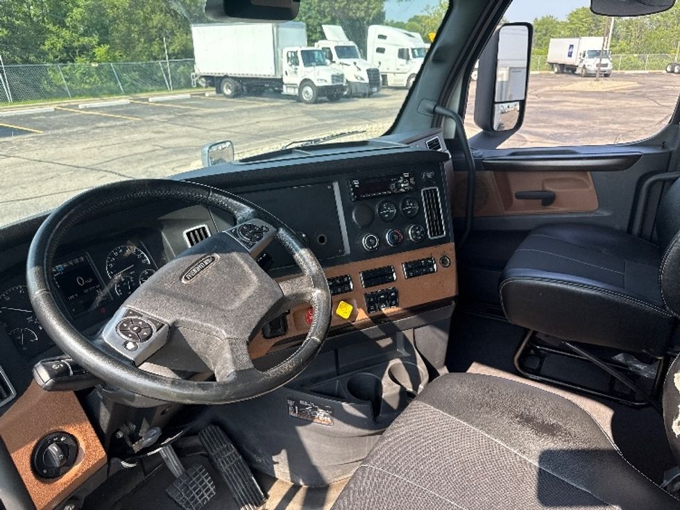 Sleeper Tractor-Heavy Duty Tractors-Freightliner-2020-T12664ST-Romulus-MI-356,840\n\t\tmiles-$ 70,750 - Image 10
